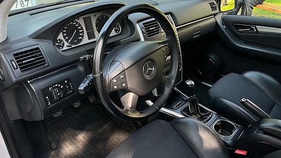Mercedes-Benz B180 5 of 5