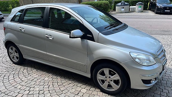 Mercedes-Benz B180 4 of 5