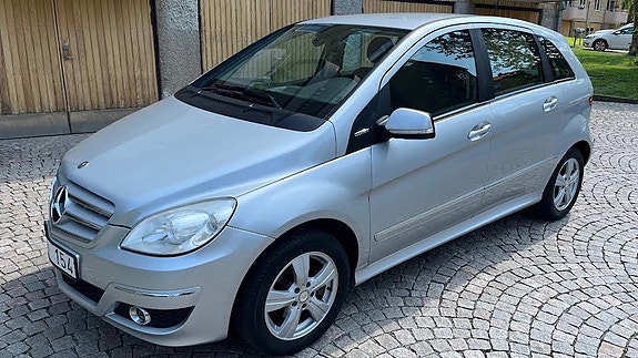 Mercedes-Benz B180 2 of 5
