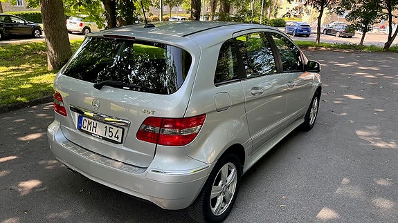 Mercedes-Benz B180 3 of 5