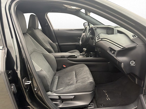 Lexus UX250h 22 of 27