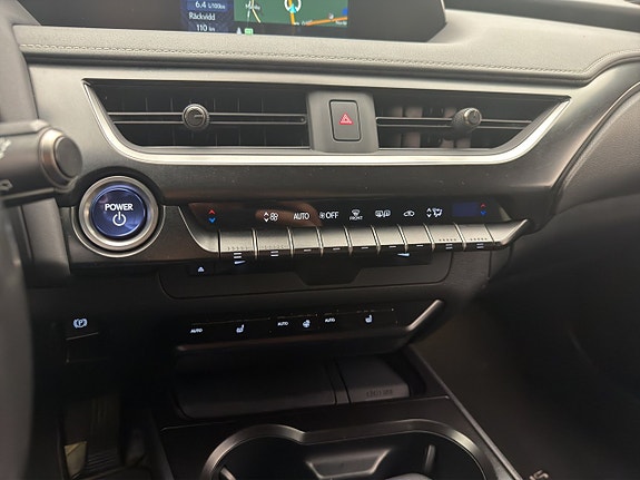 Lexus UX250h 17 of 27