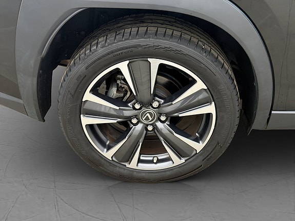Lexus UX250h 26 of 27