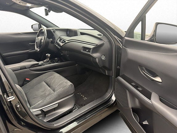 Lexus UX250h 23 of 27