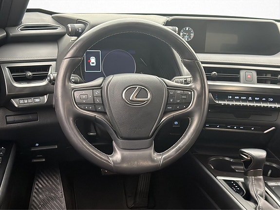 Lexus UX250h 10 of 27