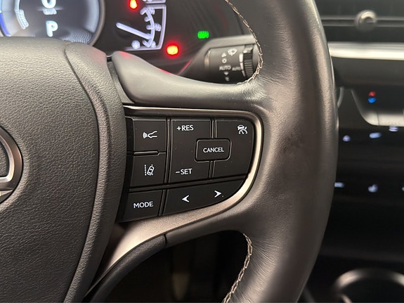 Lexus UX250h 14 of 27