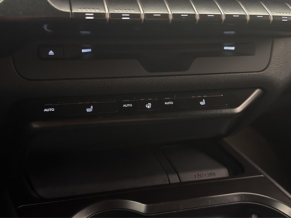 Lexus UX250h 18 of 27