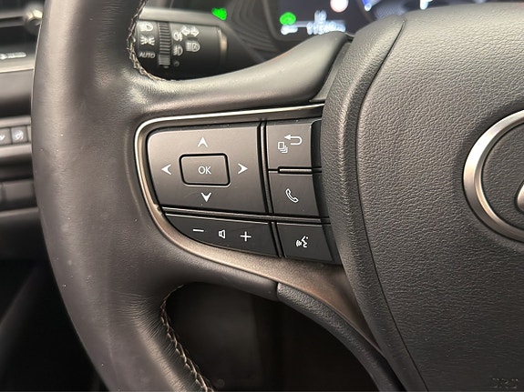 Lexus UX250h 12 of 27