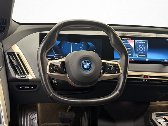 BMW iX 18 of 30