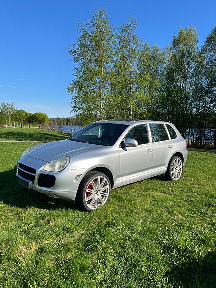 Porsche Cayenne Turbo 2 of 7