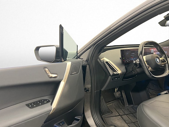 BMW iX 14 of 30