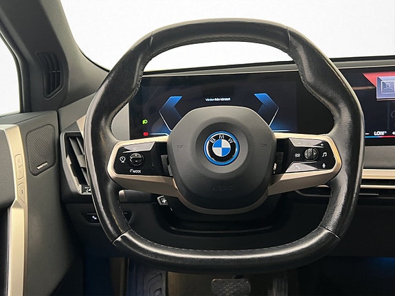 BMW iX 17 of 30