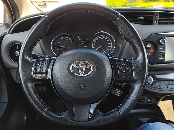 Toyota Yaris 8 of 18
