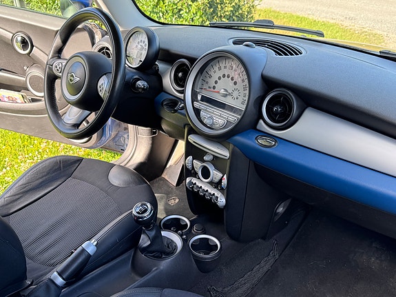 MINI Cooper 4 of 5