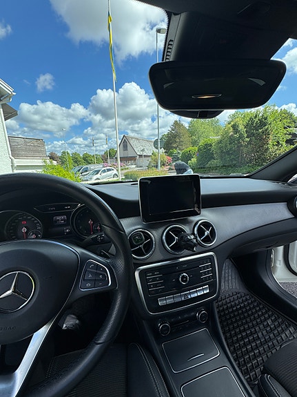 Mercedes-Benz CLA200 9 of 14
