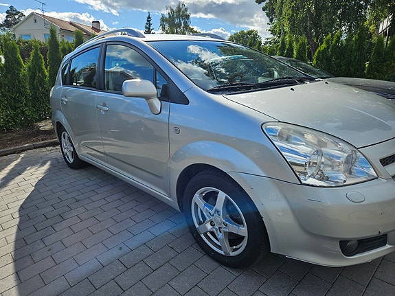 Toyota Corolla Verso 2 of 6