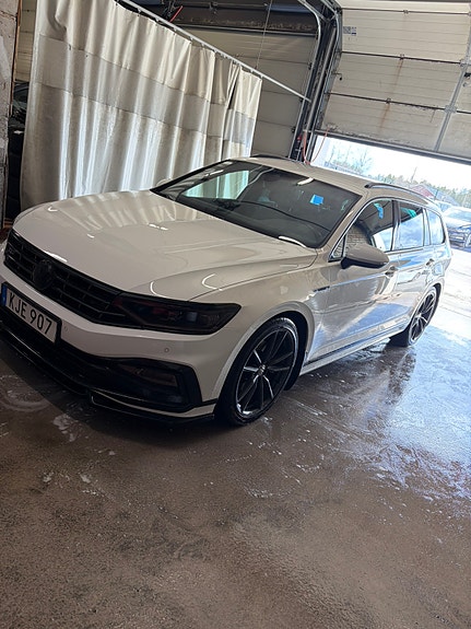 Volkswagen Passat 2 of 8