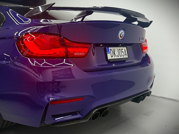 BMW M4 4 of 5