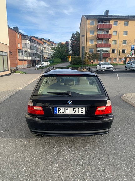 BMW 320i 3 of 13