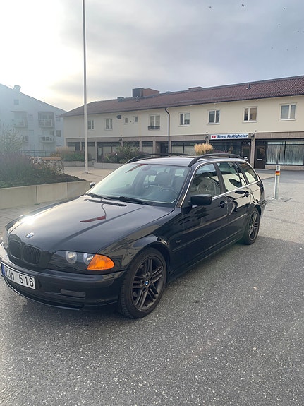 BMW 320i 2 of 13