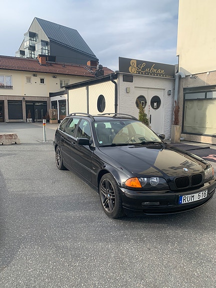 BMW 320i 5 of 13