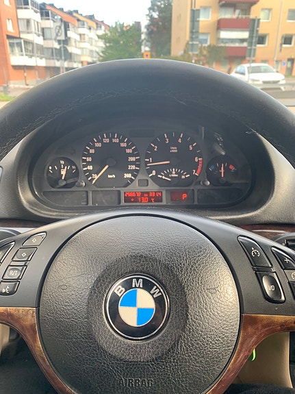 BMW 320i 11 of 13