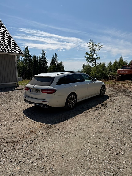 Mercedes-Benz E200 4 of 6