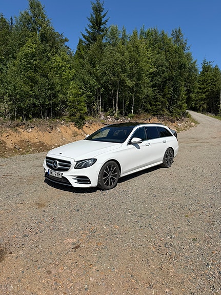 Mercedes-Benz E200 2 of 6