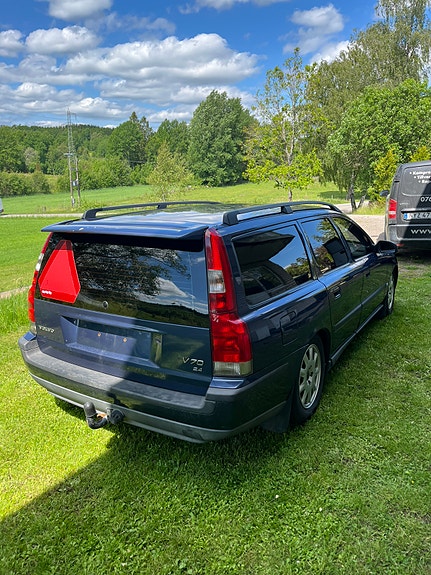 Volvo V70 3 of 5