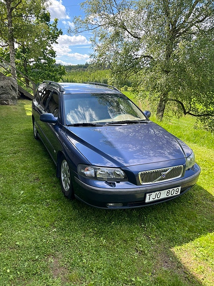 Volvo V70 2 of 5
