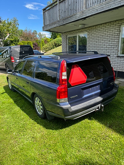 Volvo V70 4 of 5