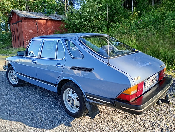 Saab 900 2 of 5