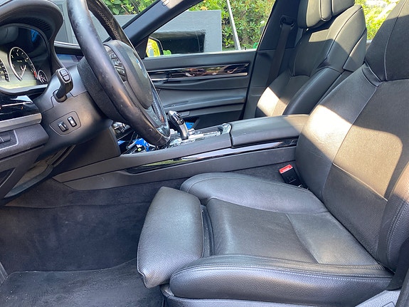 BMW 740d 4 of 5