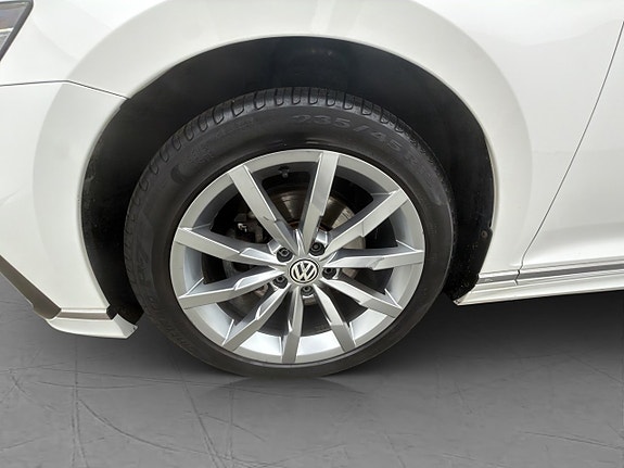 Volkswagen Passat 28 of 30