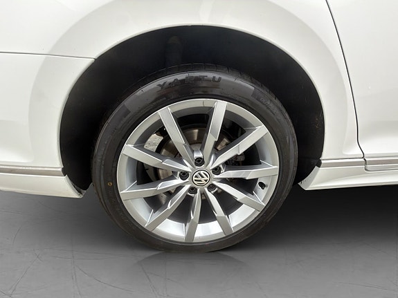 Volkswagen Passat 30 of 30