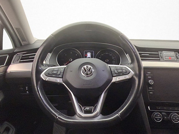 Volkswagen Passat 11 of 30