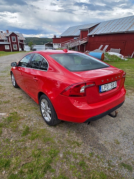 Volvo S60 4 of 5