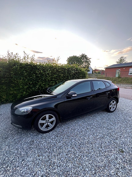 Volvo V40 2 of 12