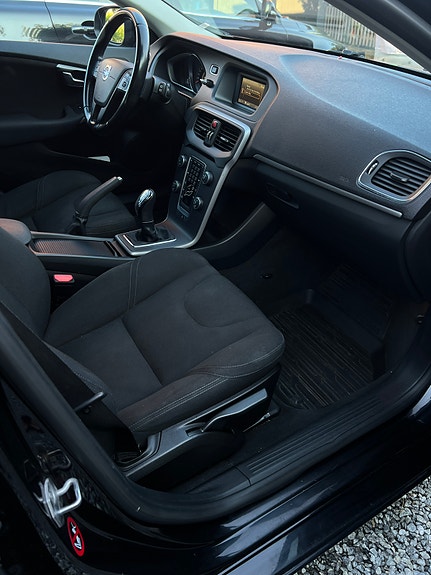 Volvo V40 11 of 12