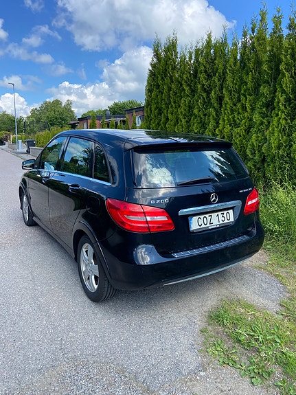 Mercedes-Benz B200 3 of 5