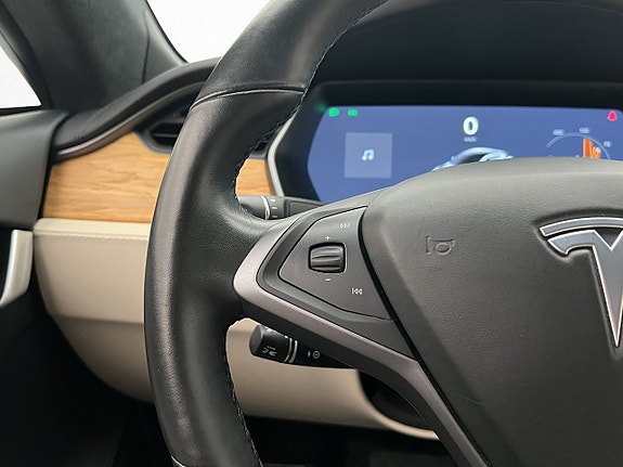 Tesla Model S 17 of 30