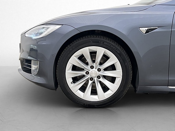 Tesla Model S 29 of 30