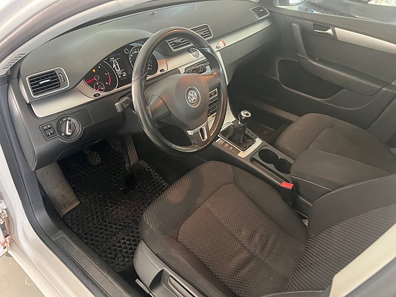 Volkswagen Passat 9 of 17