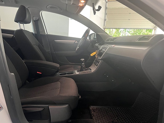 Volkswagen Passat 12 of 17
