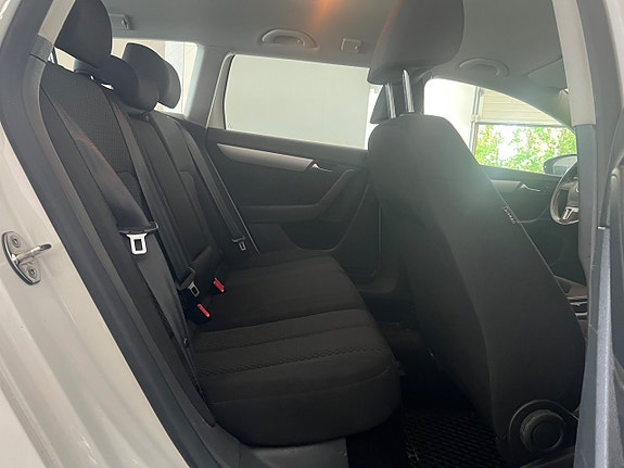 Volkswagen Passat 11 of 17