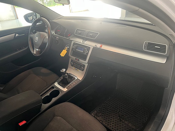 Volkswagen Passat 13 of 17