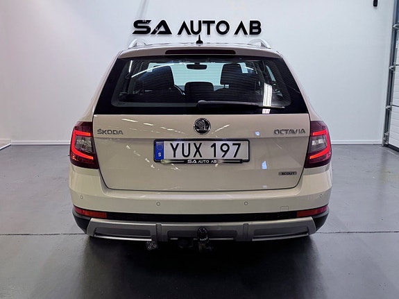 Skoda Octavia Scout 8 of 27