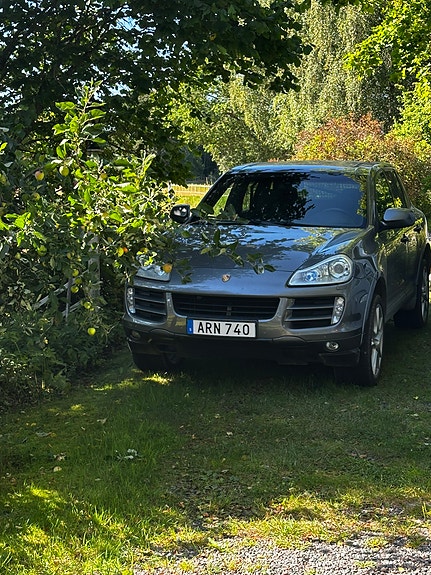 Porsche Cayenne 2 of 5