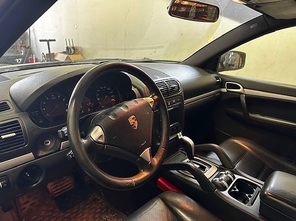 Porsche Cayenne 3 of 5