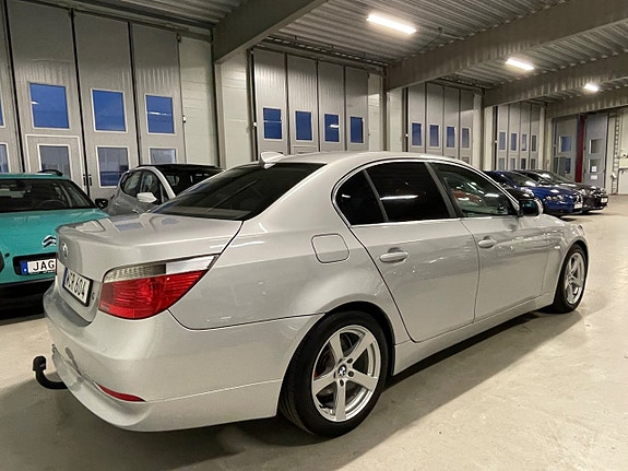 BMW 520i 3 of 5